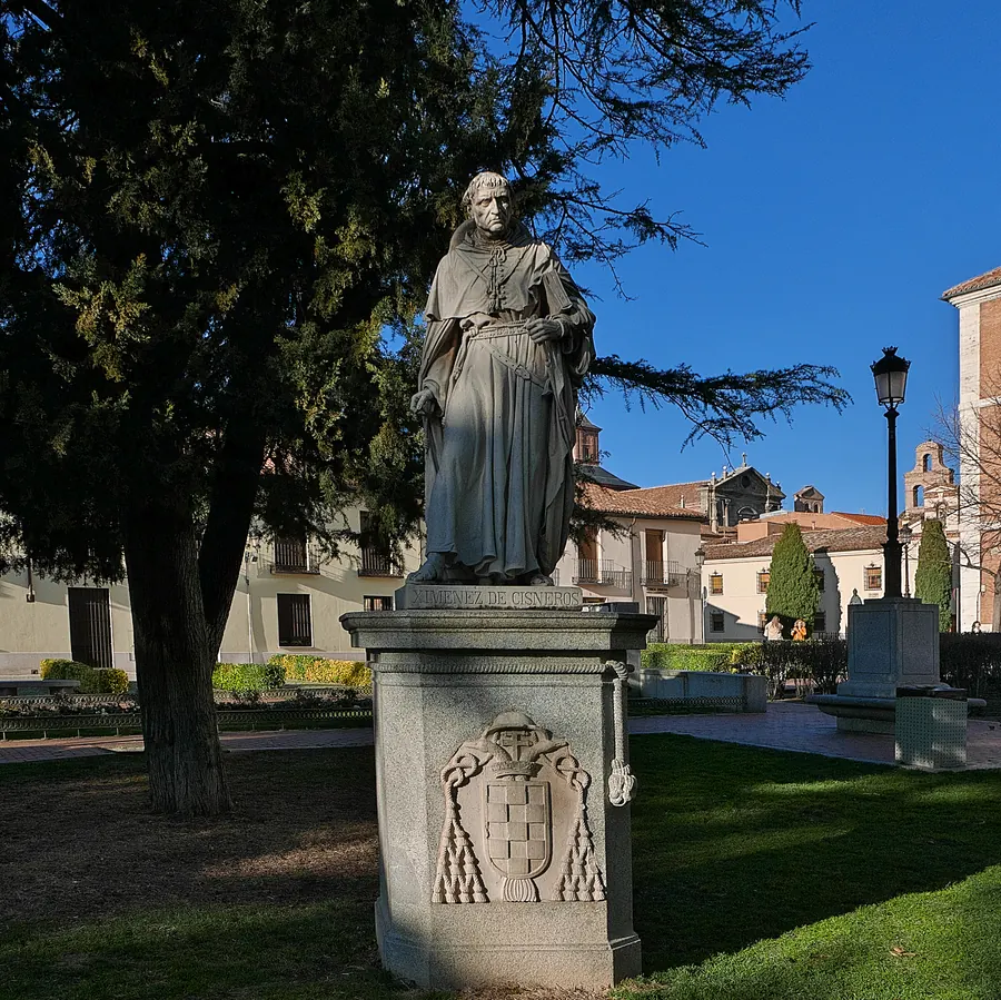 Estatua del Cardenal Cisneros, fundador de la Universidad de Alcalá, en el Patio de los Filósofos