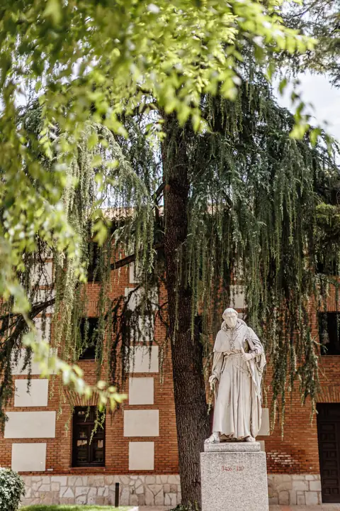 Estatua del cardenal Cisneros (1436-1517), fundador de la Universidad de Alcalá, en un jardín de la residencia